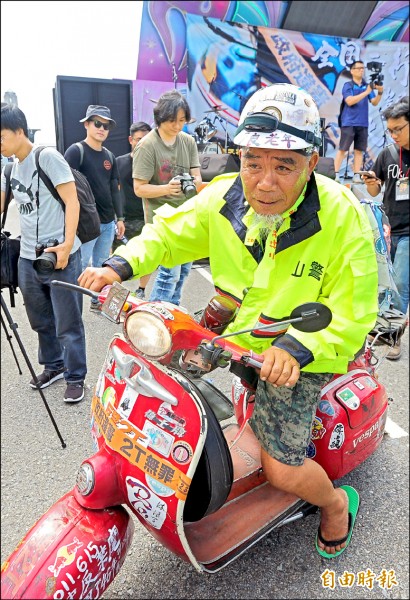 民眾騎著自己的愛車參與會師。
（記者王藝菘攝）