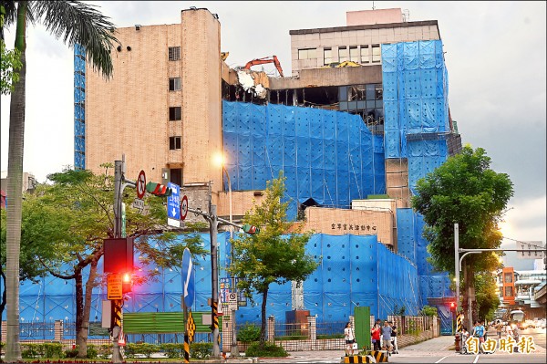 位於台北市復興南路、仁愛路口的空軍官兵活動中心，目前正進行建物拆除、整地工程，預計於7月上旬公告招標設定地上權。（記者簡榮豐攝）