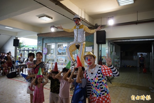 大安沙雕音樂季閉幕，「歡樂聯盟表演藝術團隊」結合魔術、花式雜耍等多元表演內容，拉近與民眾的距離。（記者歐素美攝）