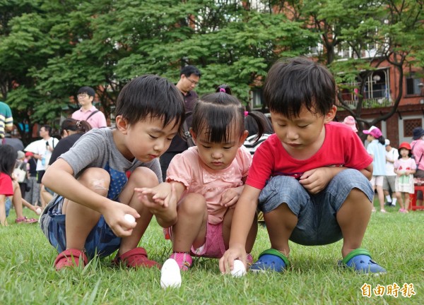 五月五、慶端午，不少民眾帶著孩子在端午節正午體驗立蛋活動，祈求來年好運到。（記者劉信德攝）
