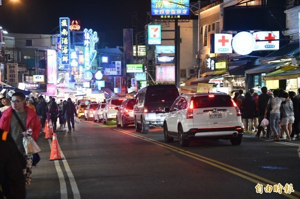 有墾丁店家發現近日有名網友，在許多墾丁店家的google評論下留下言語激烈的一星負評。圖為墾丁大街。（資料照）