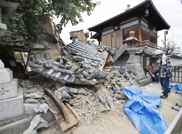 房屋因地震而倒塌。(美聯社) 房屋因地震而倒塌。(美聯社)