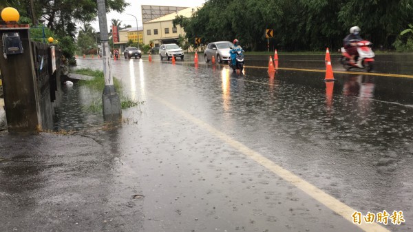 鹽埔鄉低窪路段雨水宣洩不及，多處出現積水情形，現場也以三角錐拉起警示線，讓車輛改道。（記者邱芷柔攝）