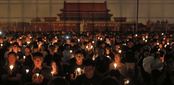 逾11萬名香港人本月4日齊聚維多利亞公園，追悼1989年「六四事件」受難者，並譴責從未反省的中共政府。（美聯社檔案照）