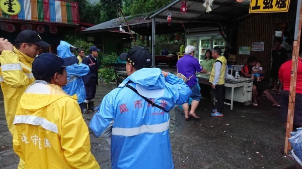 高市桃源區單日累積雨量破200毫米，入夜開始預防性撤離居民。（記者黃佳琳翻攝）