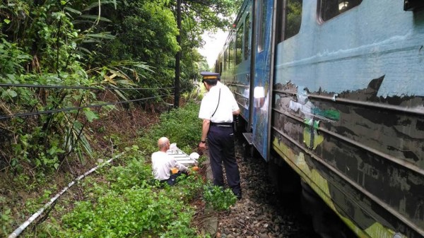 一名老翁疑闖鐵軌，區間車煞車不及撞上，受傷倒地。（圖擷自臉書「fun臺鐵」）