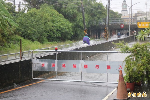 仁德潭稅陸橋地下道因雨積水，暫時封路。（記者萬于甄攝）