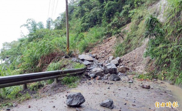 南投縣竹山鎮太極峽谷天梯園區對外要道投54線，因大雨引發土石大量滑落，造成交通迄下午1點半以前，仍中斷不通。（記者謝介裕攝）