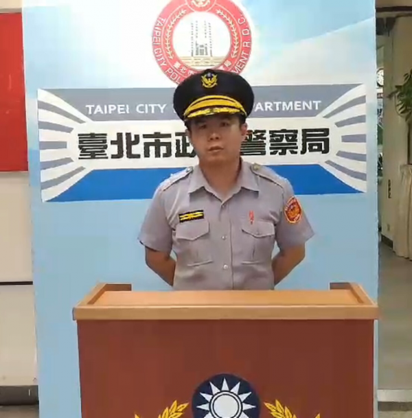 台北市北投警分局長安派出所副所長黃中珉説明。（記者陳恩惠翻攝）