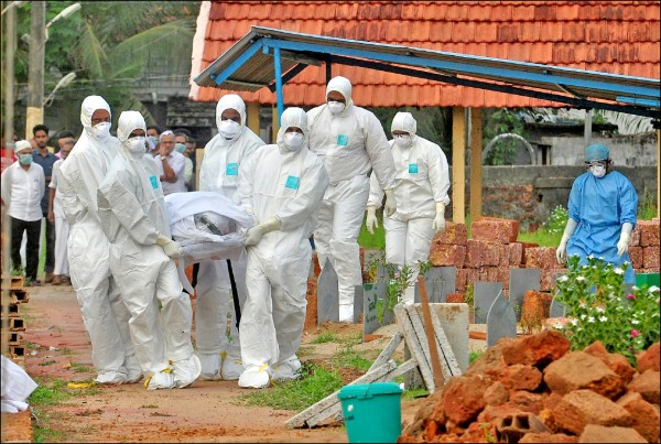 印度喀拉拉邦的醫護人員搬運一名立百病毒罹難者遺體。（路透檔案照）