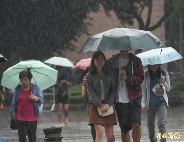 氣象局持續對嘉義以南發布「豪雨特報」，中部、東南部及金、澎有「大雨」的機率；至於北部地區受到的影響較小，大都為多雲時晴，有20%局部短暫陣雨的機率。（資料照）