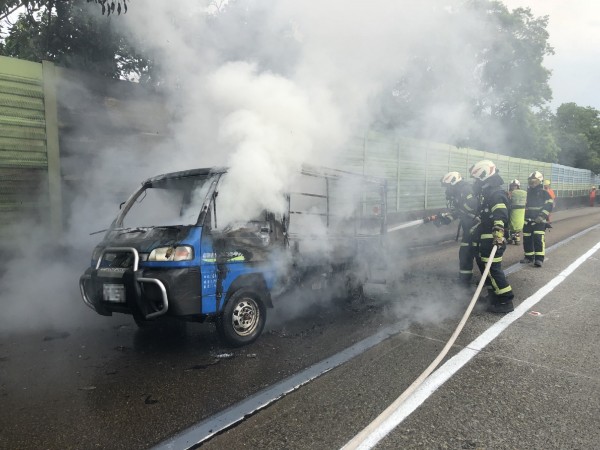 國道3號南下65.7公里龍潭段，發生火燒車事故，自小貨車全面燃燒，被燒得面目全非、僅剩骨架。（記者許倬勛翻攝）