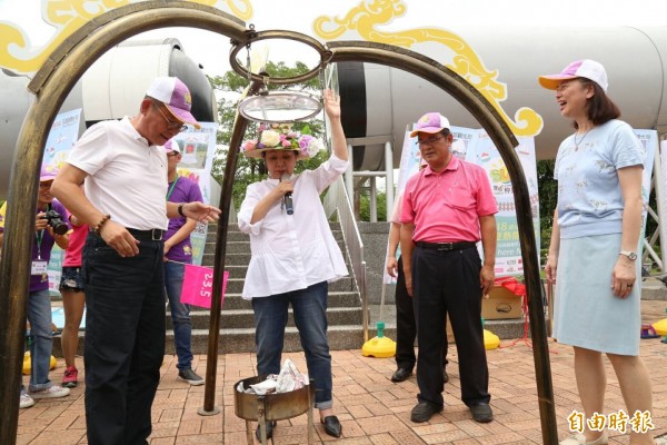 透過「三龍取火台」點燃太陽之火。（記者蔡宗勳攝）