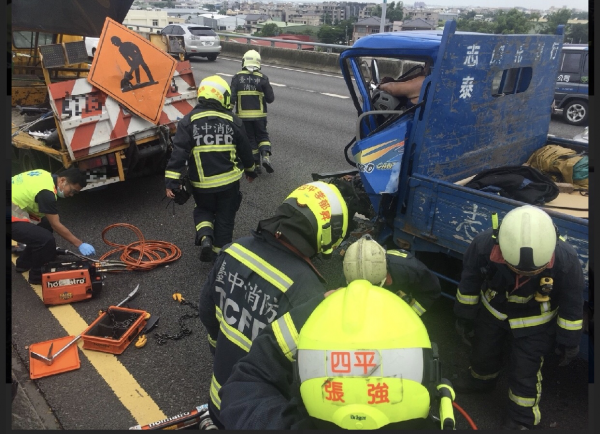 台74線道路大貨車今早追撞前方執行清潔的工程車。（記者許國楨翻攝）