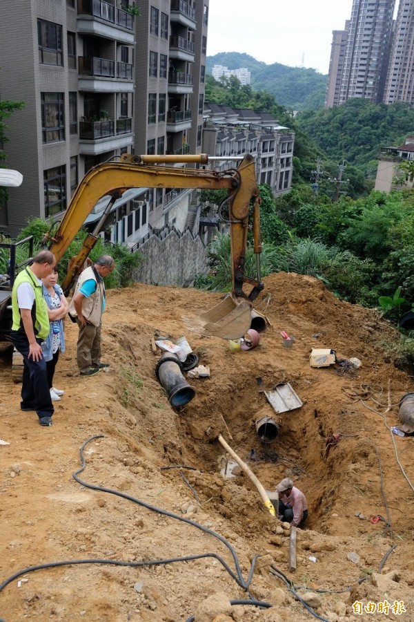 基隆市安樂區壯觀里位處高地加上自來水管線老舊，常發生漏水情形，18日端午節又發生爆管，造成7個社區、800戶民眾無水可用。（記者林欣漢攝）