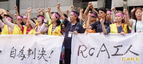 最高法院21日針對RCA工殤求償案開庭辯論，RCA場受害員工集結在最高法院前，要去法院儘速判決、自為判決。（記者劉信德攝）