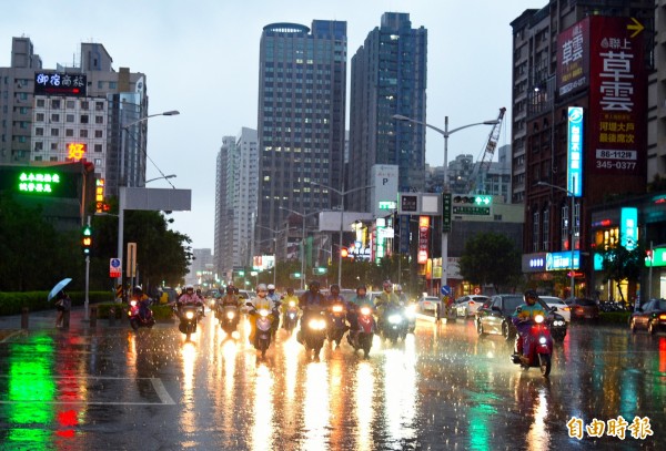 今年梅雨雨量偏少，北部雨量更少，僅有的西南氣流帶來雨量幾乎都集中在中南部。（資料照，記者張忠義攝）