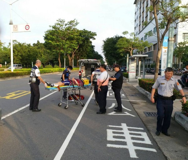 黃男欲穿越國軍高雄總醫院前馬路遭撞。（記者黃旭磊翻攝）