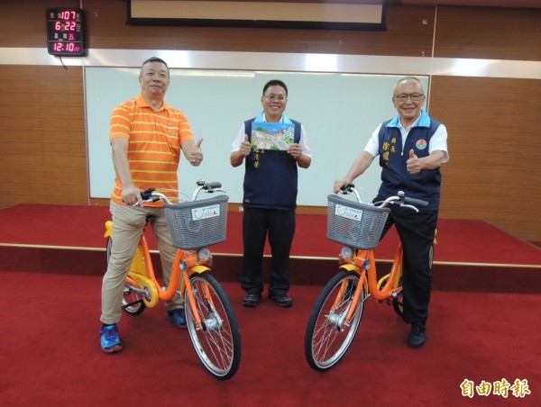 苗栗縣長徐耀昌（右）釋出大利多，宣布YouBike啟用後到明年6月底，將實施前30分鐘免費騎乘補貼措施。（記者張勳騰攝）