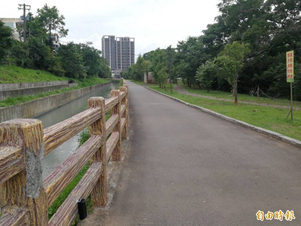 平鎮區居民常在石門水利工作站旁防汛道路運動，但南勢里段卻遲未裝設路燈，夜間視線不明。（記者許倬勛攝）