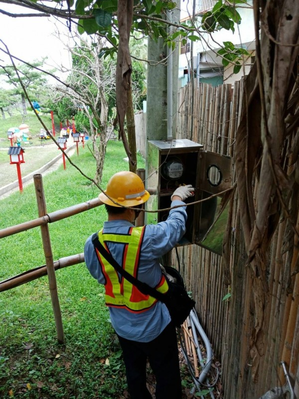 南投桃太郎村土地違法使用，22日遭拆電表及水表斷水、斷電。（南投縣政府提供）