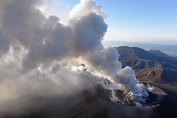 位於日本宮崎縣與鹿兒島縣交界處的新燃岳火山近期活動頻繁，至今爆發多次大規模噴發，圖為先前噴發畫面。（美聯社）