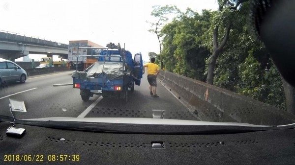 國道一號建國到內湖路段今天上午發生鋼梁掉落在車道的意外，當時一度造成大塞車，不過有民眾目擊，有輛小貨車在經過時特地打雙黃燈停下，並將散落物移到一旁。（圖擷自爆料公社）