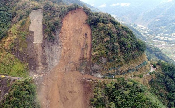 南投縣信義鄉台21線新中橫公路，在梅雨過後，坡壁裸露危機有擴大之勢。（記者謝介裕翻攝）