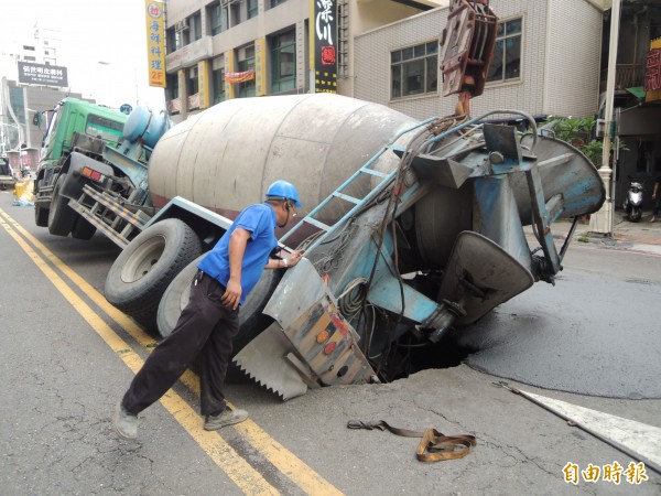 預拌水泥車陷入地基內。（記者黃旭磊攝）