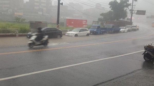 午後對流發展旺盛，瑞芳時雨量破百毫米，多處低窪路段出現積水情形。（記者林欣漢翻攝）