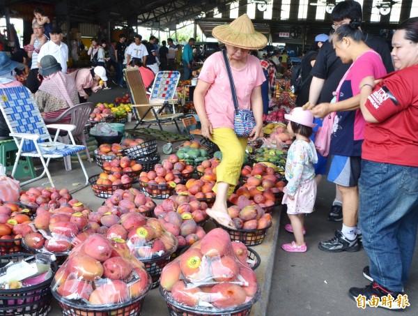 山區芒果量產、上市，買氣熱絡。（記者吳俊鋒攝）