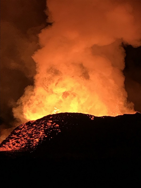 夏威夷奇勞亞火山今天再度噴發，並引發規模5.3主震與一系列餘震，此為同一火山19日的噴發照。（歐新社）
