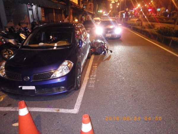 女子徹夜看世足賽，騎車返家疑過於疲勞，恍神撞路邊自小客車。 （記者方志賢翻攝）