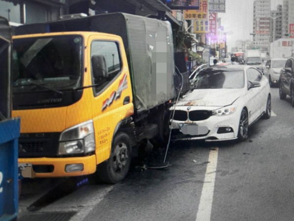 女駕駛開bmw暴衝撞上違停工程車 社會 自由時報電子報