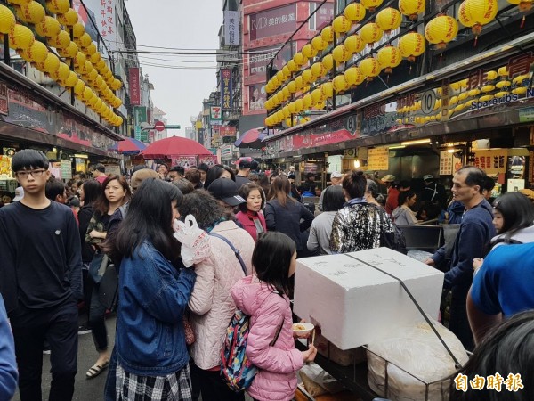 基隆市衛生局抽驗轄區內的冰飲店、青草茶店與食用冰塊生產業者，發現有６家不合格，經複驗仍有１家，將處以３萬元罰鍰。（資料照，記者俞肇福攝）