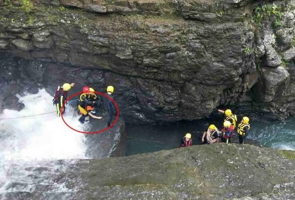 消防員移動陳婦遺體。（記者余衡翻攝）