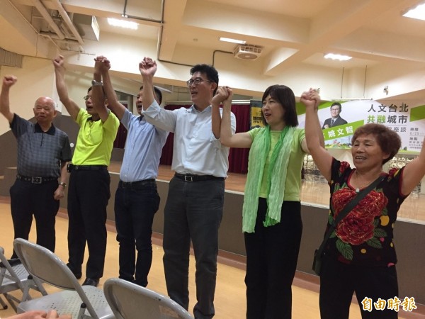 民進黨台北市長參選人姚文智今晚與黨籍議員李慶鋒舉辦座談會，姚致詞說到，自己始終掛心市政發展，這也是支撐他度過重重關卡的重要信念，他也向在場民眾喊話，「姚文智一定要做歷史上最好的台北市長！」（記者周彥妤攝）