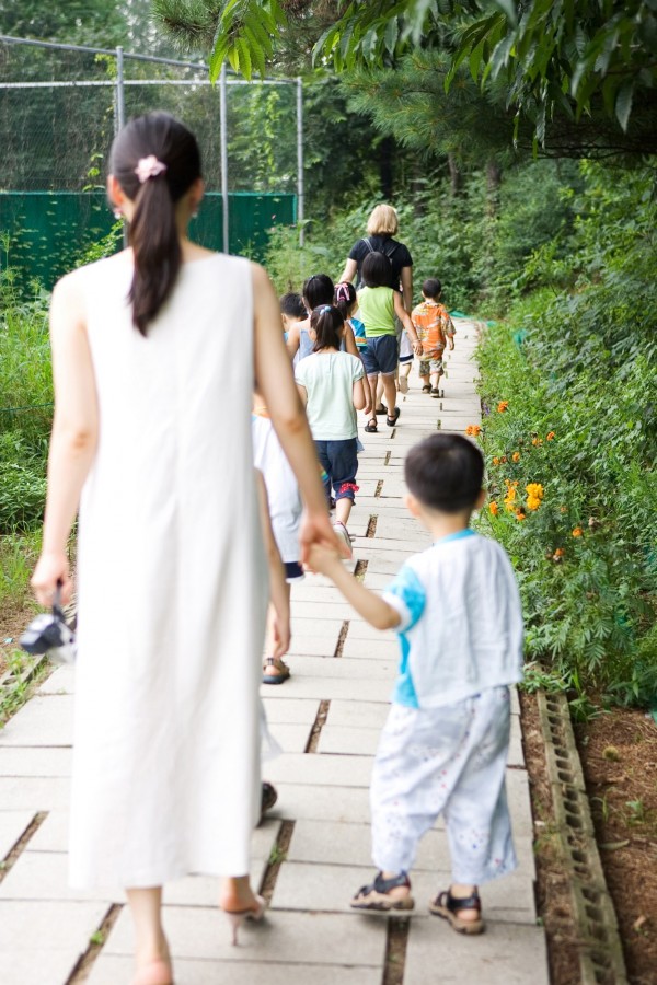 中國一名母親，為了逼丈夫照顧小孩，竟偽裝路人向警方報警，謊稱撿到一名走失的孩子，要警方通知孩子的父親來帶小孩。圖非當事人。（情境照）