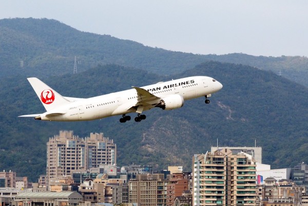 日本航空一架載有機組人員與乘客515人的班機，遇到亂流機身搖晃造成空姐跌倒骨折。日航客機示意圖與本新聞無關。（歐新社）