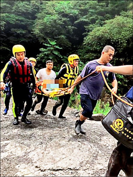 消防員運送陳婦遺體。（記者余衡翻攝）