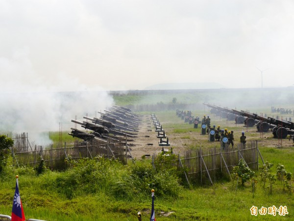 陸海空三軍今天在台中市清水區番仔寮陣地，聯合進行年度重砲射擊訓練。（記者張軒哲攝）