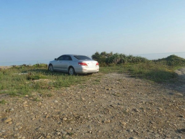 男子在車內燒炭輕生，地點偏遠。（記者曾健銘翻攝）