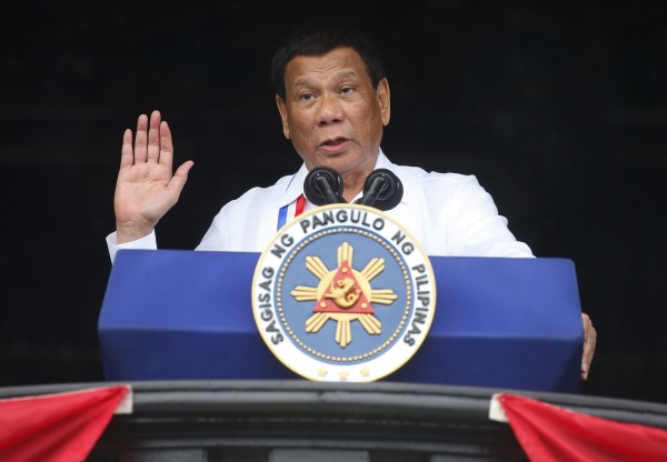 菲律賓總統杜特蒂日前再度槓上天主教會，稱上帝是「蠢蛋」，惹怒這個天主教國家的一大票民眾。（美聯社）