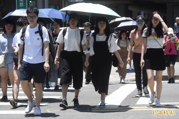 今日各地高溫都可來到32度以上，大台北地區、西半部近山區及花東縱谷氣溫甚至可達35度以上，提醒民眾外出活動注意防曬、慎防「危險級」紫外線。（資料照）