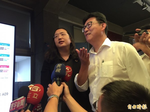 民進黨台北市長參選人姚文智今天前往社會創新實驗中心拜會政委唐鳳，會中姚對唐鳳表示「盼在台北市長選舉有更多交流切磋」，唐僅回「謝謝」。（記者周彥妤攝）