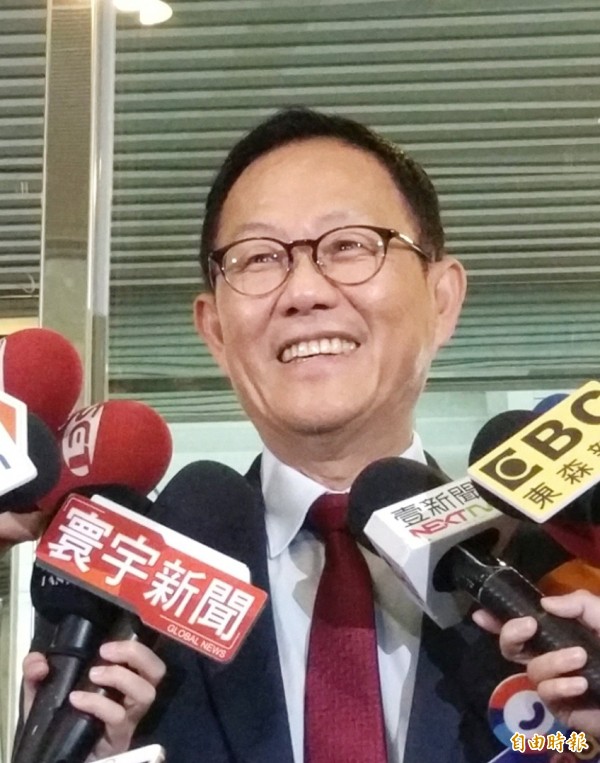 國民黨台北市長參選人丁守中應邀出席「2018華人公益節暨2018華人公益金傳獎頒獎」，被問到對手姚文智訪唐鳳，他說，唐鳳再厲害，也沒辦法改變民進黨施政無能的情形、年輕人不滿的情形，「也沒有辦法變成魔法師，把民進黨施政無能變成選票。」。（記者方賓照攝）