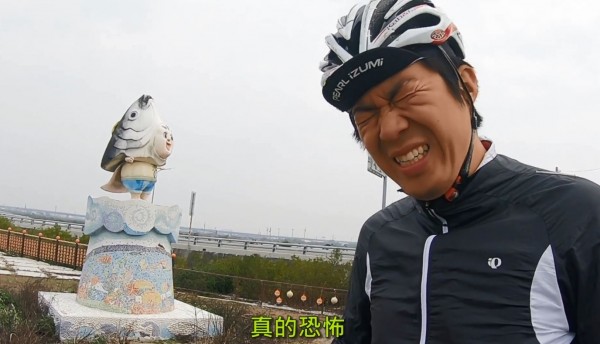 日本歐吉桑介紹台灣他覺得醜陋可愛的吉祥物，他看到真面目後，嚇得閉眼大喊：「真的恐怖」！（圖擷取自影片/色色的日本人的歐吉桑）