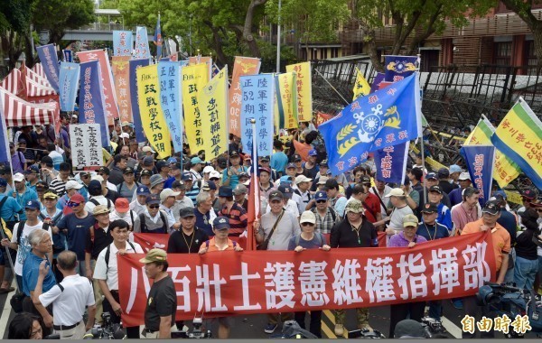 軍人年金改革案日前三讀通過，反年改團體「八百壯士」在20日進行最後一次遊行抗議。（資料照）