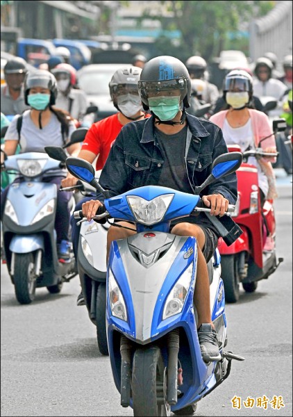 台灣老舊機車趴趴走，造成大量空氣污染，環保署加嚴排放標準，希望逐年改善空品。圖為示意圖。（資料照，記者黃志源攝）