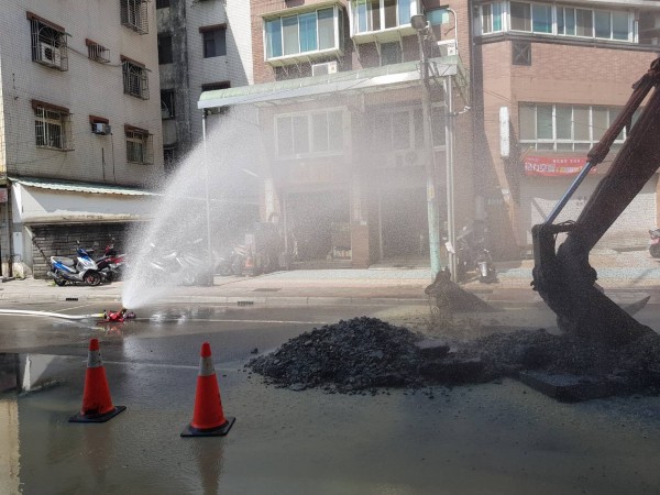 新北市新店區安和路二段瓦斯管線遭挖斷，現場封路灑水搶修中。（圖擷自臉書「新北消防發爾麵」）